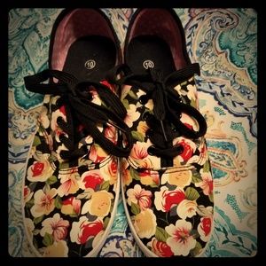 Black floral canvas shoes